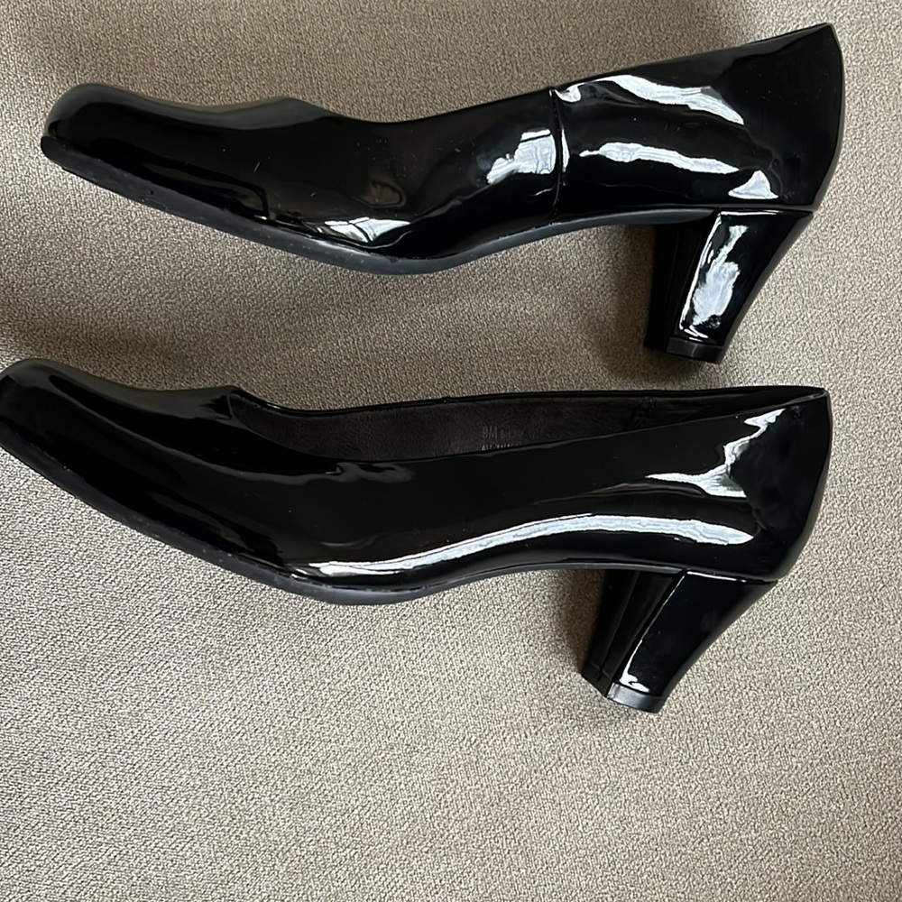 Aerosoles Heelrest black patent pumps! - Picture 4 of 6